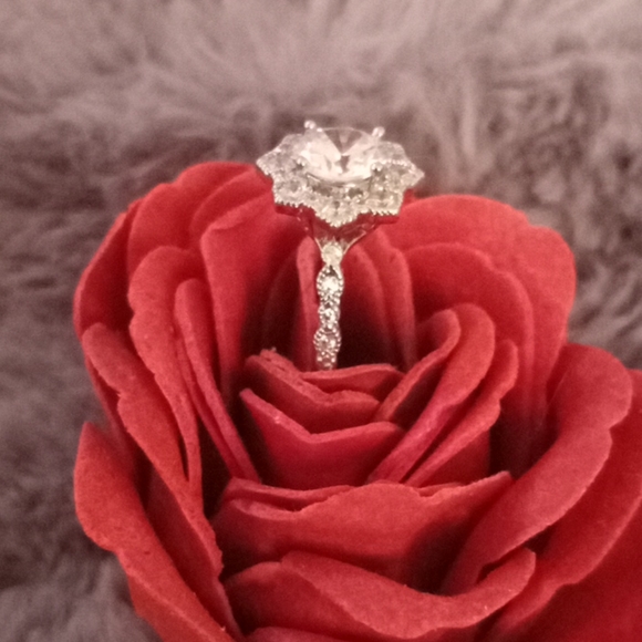 Jewelry - Beautiful Flower Shaped CZ Ring Size 7